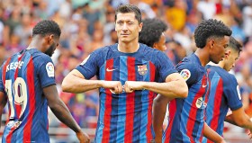 皇马主帅直面转会传闻，曼联引援调整策略备战新赛季